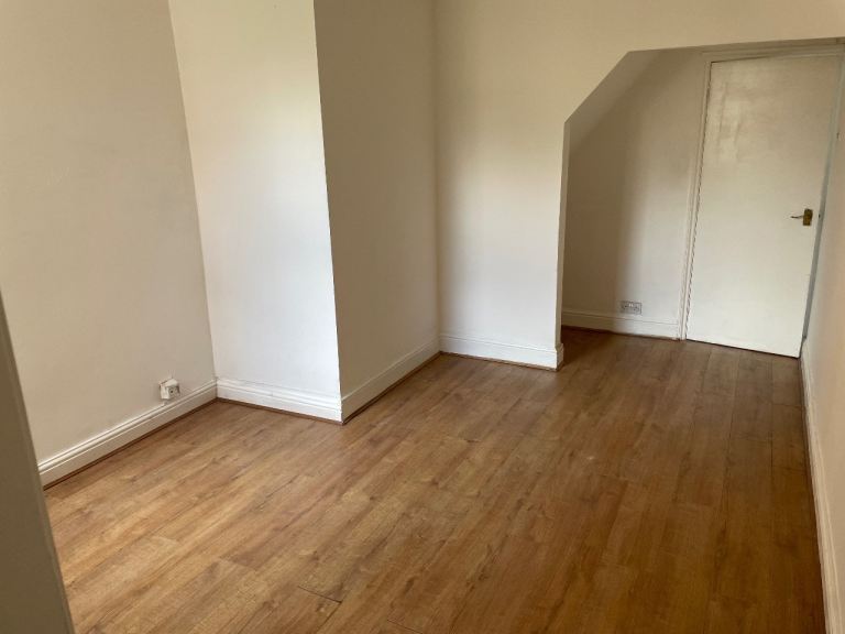 Unfurnished 1 bedroom flat £700pm - LE3