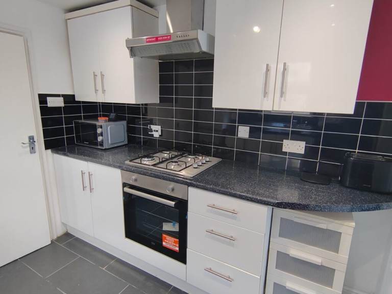 DOUBLE BEDSIT EARLSMEADE ROAD KENSAL GREEN NW10