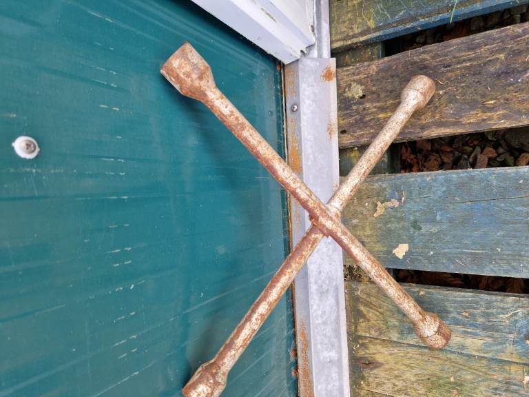 Car wheel nut spider