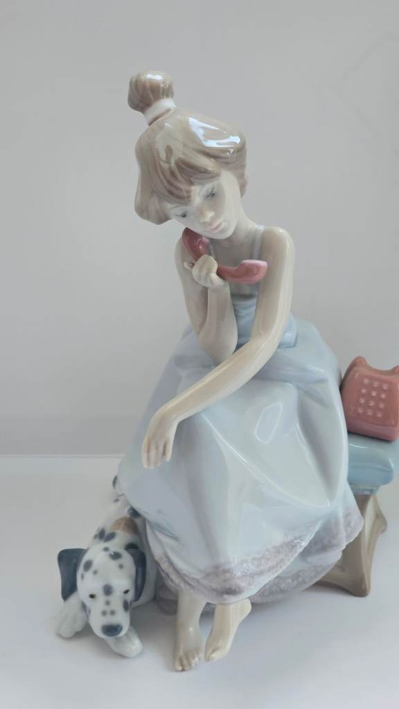 Lladró "Chit-Chat" figurine (#5466), Pristine. 