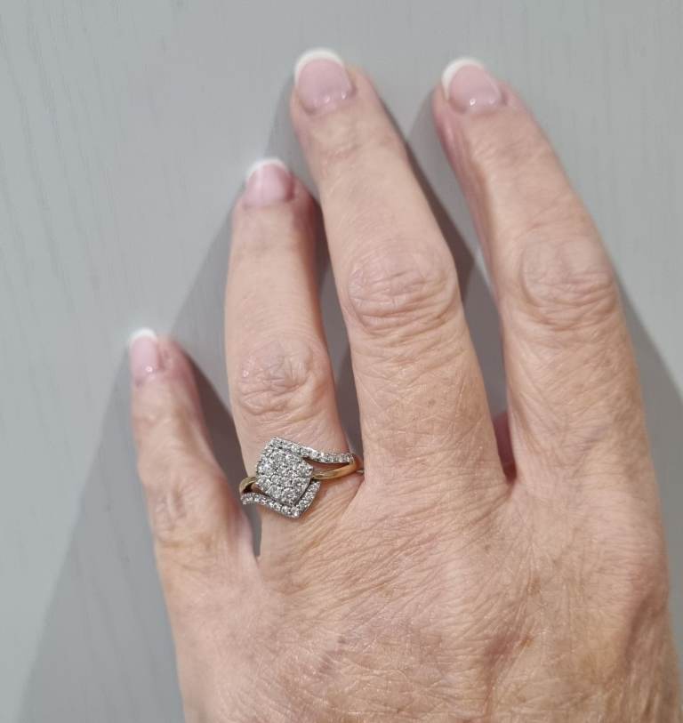 Gold 9ct Diamond cluster ring.  0.50ct. 