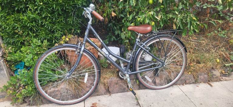 Ladies bicycle.  Very good condition. 