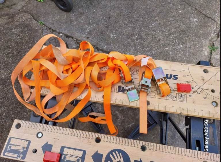 image for 3 ratchet stràps in full working order.