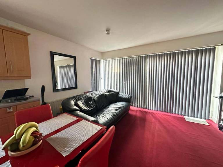 Fully furnished Luxury flat to rent, free Wi-Fi. . Close to station/town centre. 
