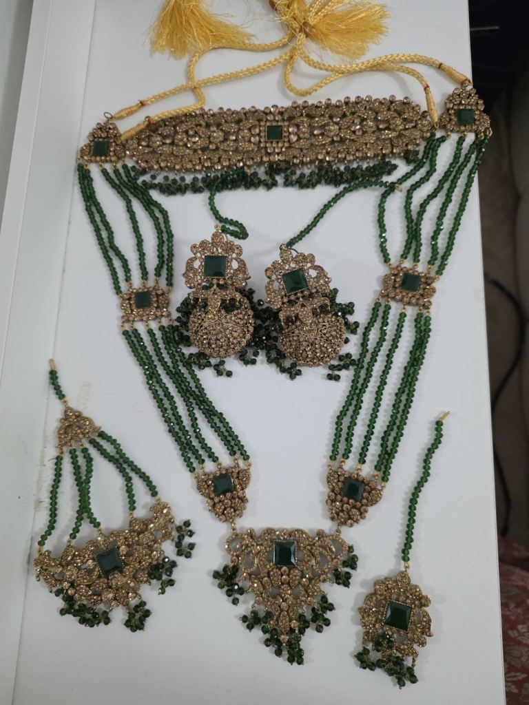 Stunning Green and Gold Imitation Jewellery Set