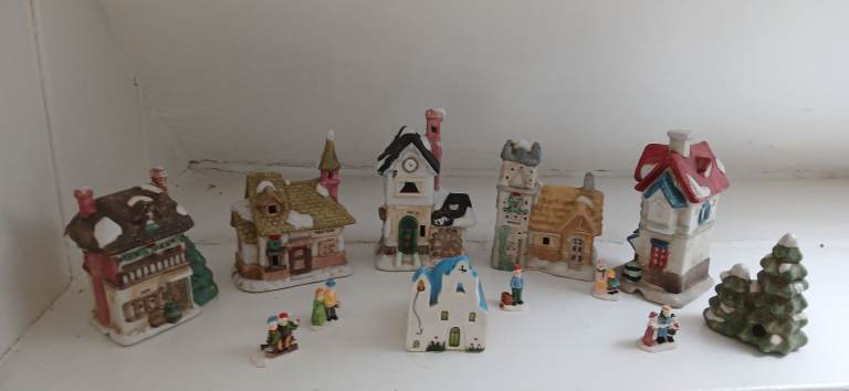 COLLECTION OF 7 CERAMIC MINITURE HOUSES 