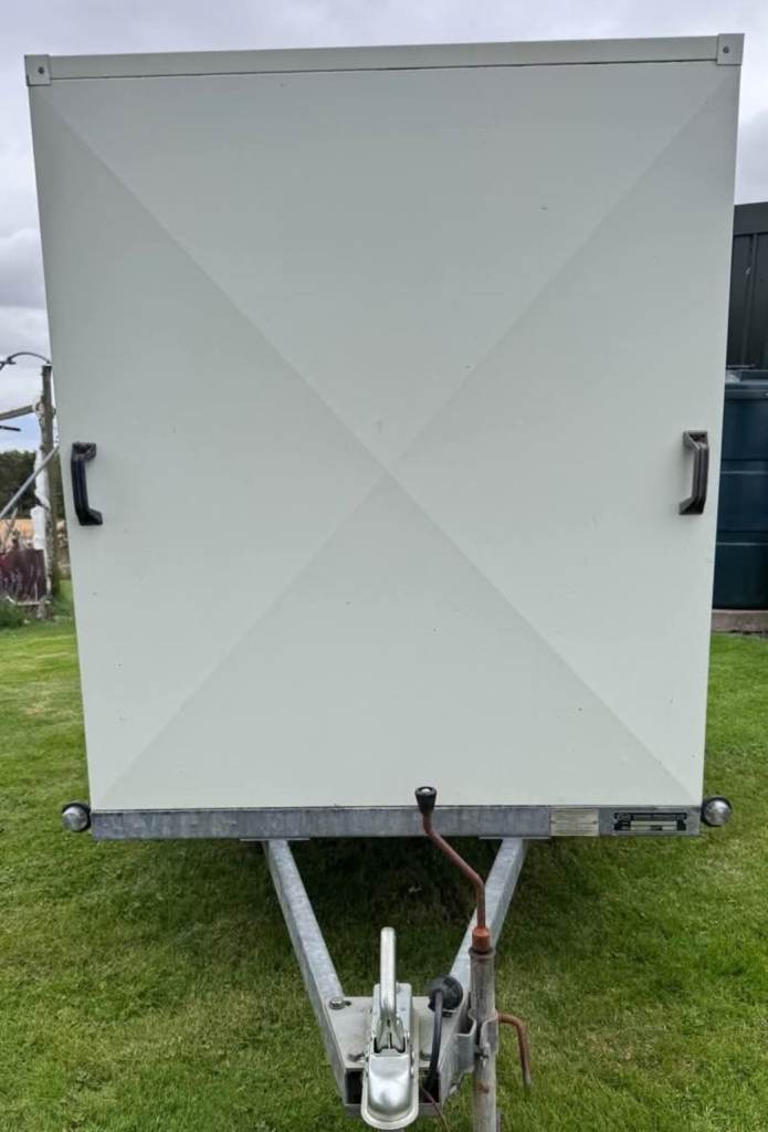 IMMACULATE BOX TRAILER