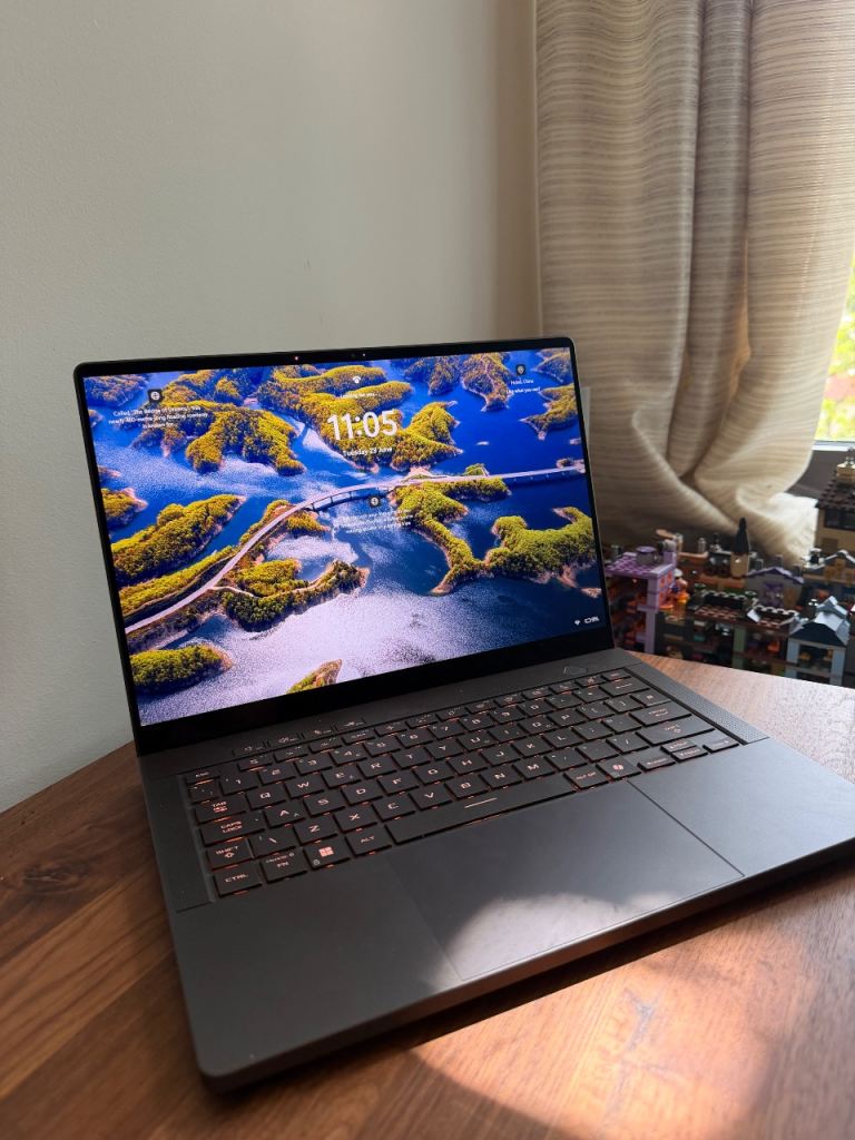 ASUS ROG Zephyrus G14 2025 5070ti OLED gaming laptop