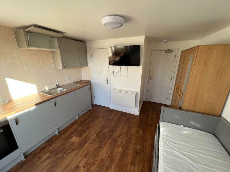 Self Contained Studio £950