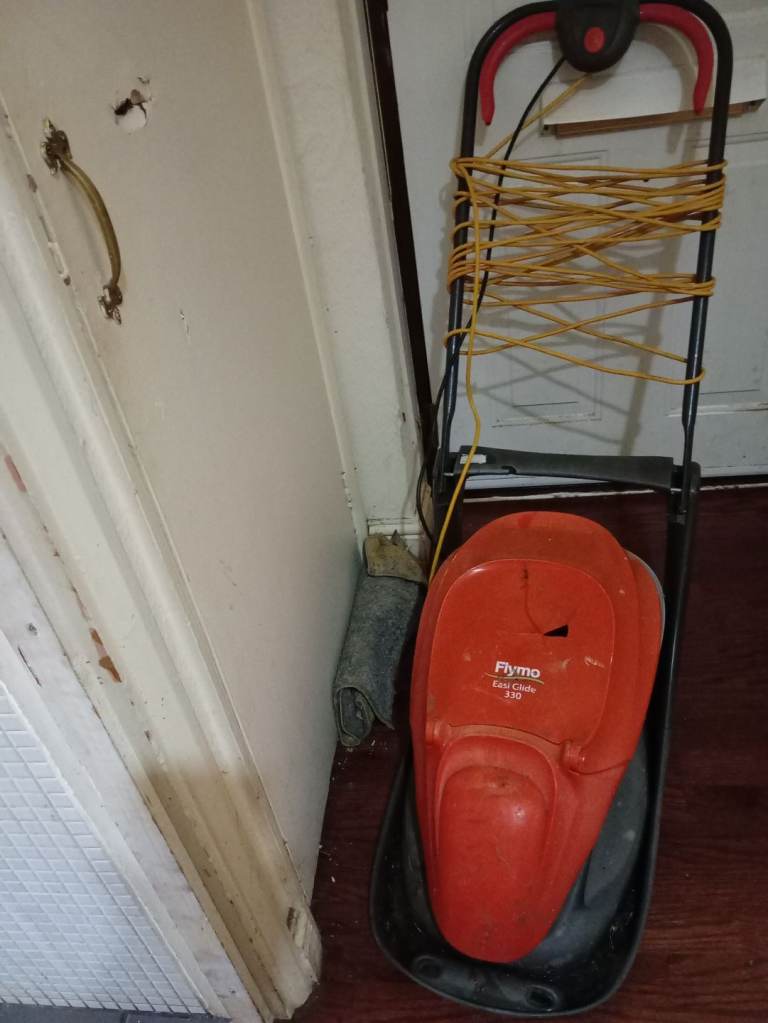 Flymo easi glide 330 Lawnmower working