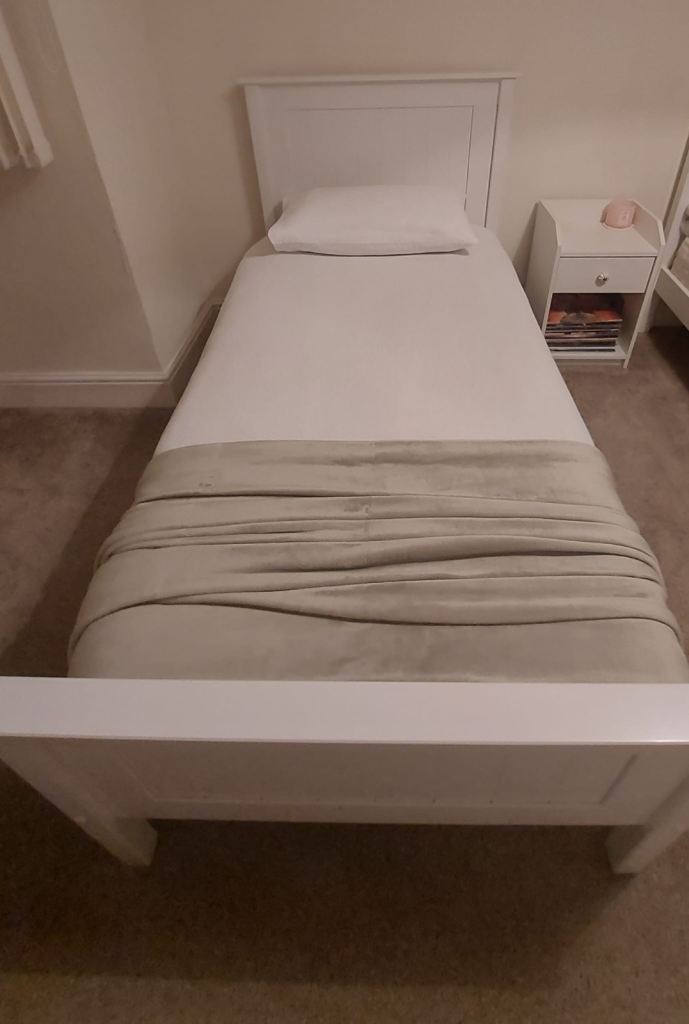 2 White Single Bed Frame and mattress with Headboard – As Good As New