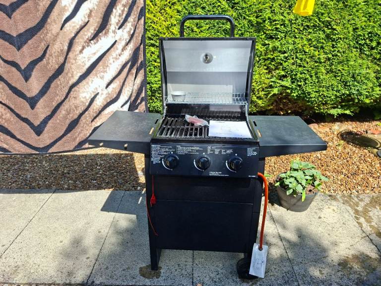 Gas BBQ Grill with Side Shelves – Good Condition