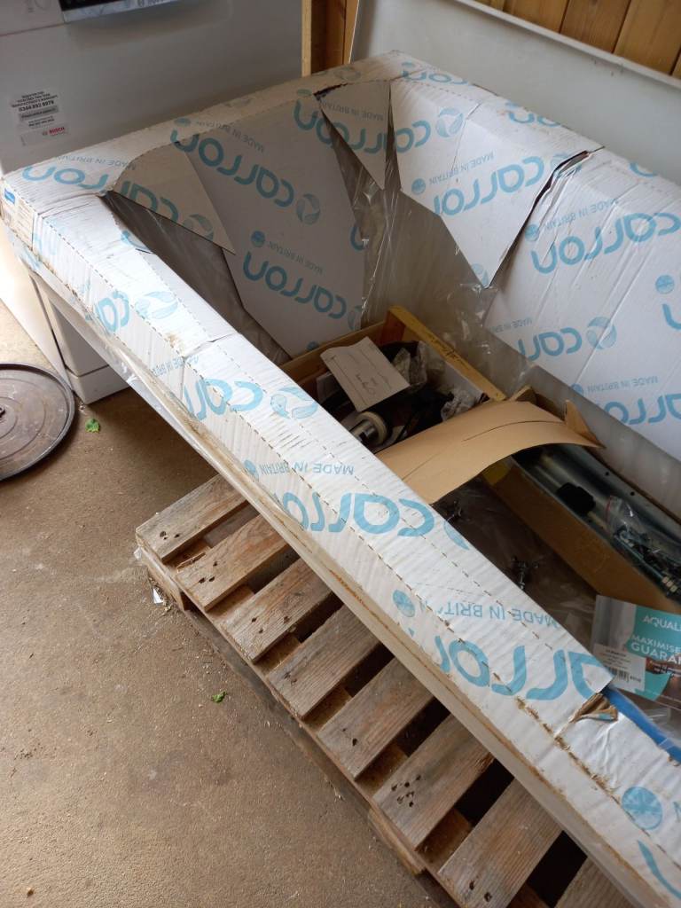 BATH UNUSED STORED IN GARAGE.  AS NEW CONDITION Halcyon Square 1750 x 800