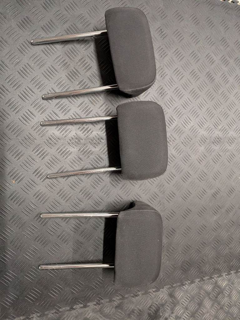 VW Tiguan headrests