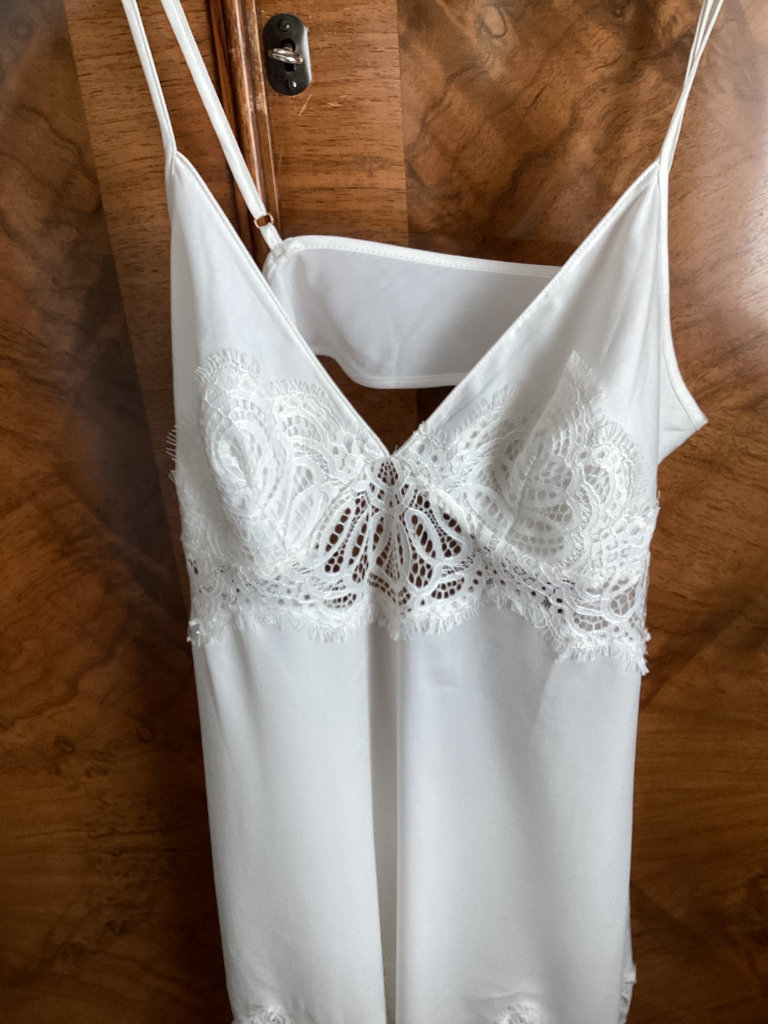 GORGEOUS CHEMISE  IVORY COLOUR  SIZE 10  