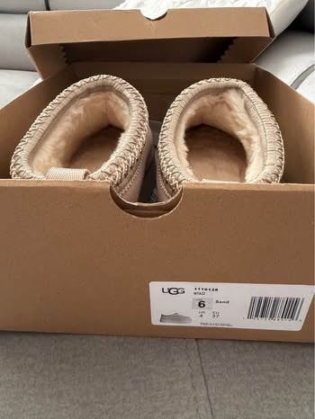 UGG LADIES SHOES.