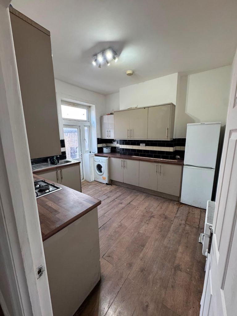 5 bedroom flat to rent in East Ham E6 HMO license 