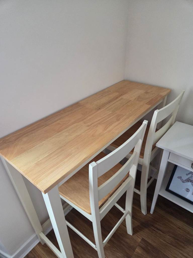 Breakfast bar with 2 stools 