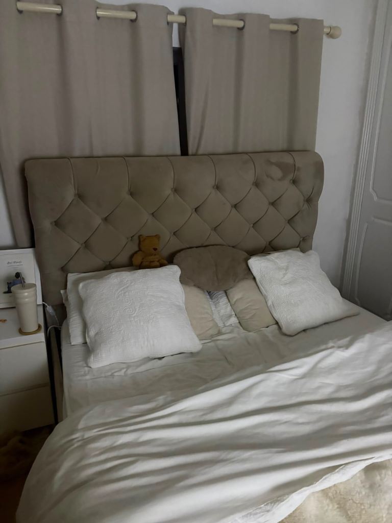 King size bed 