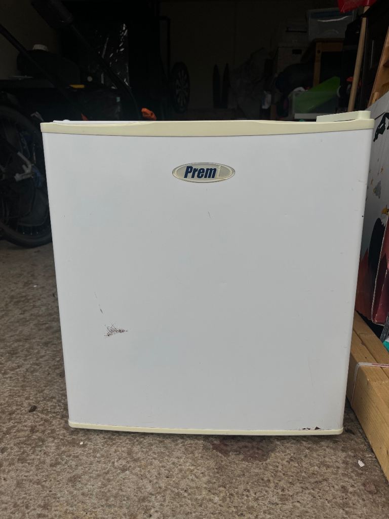 Mini fridge 