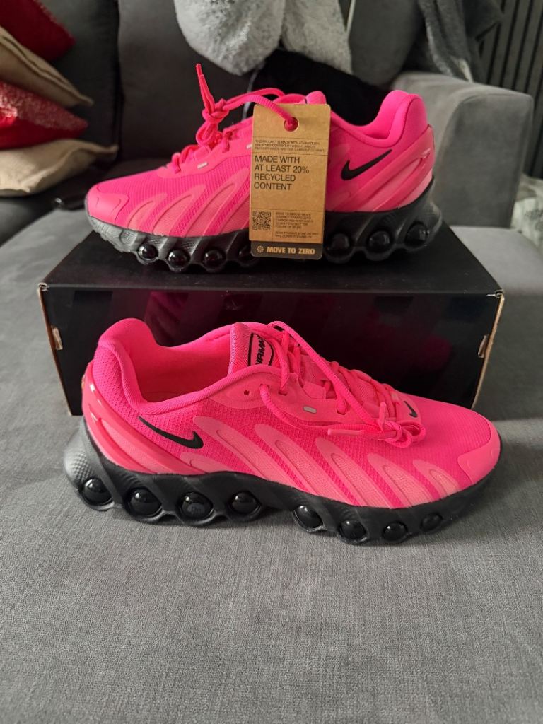 Nike Air Max Trainers in Bright Pink – Brand New with Tags in size 7.5