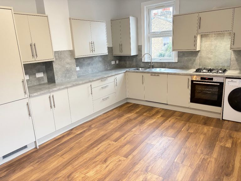 New Split Maisonette 3 Bed 1 Study Bath Shower Kitchen Dining Sitting Garden VeryNearTubeBusShops