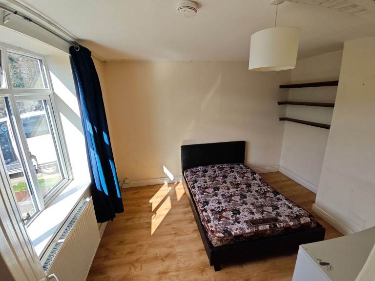 Double Room Harold Hill RM3 Bills included WiFI
