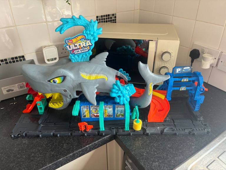Shark hot wheels car wash 