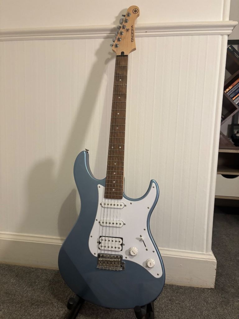 Yamaha Pacifica 112J Blue + Marshall MG15G