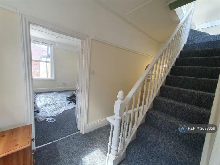 2 bedroom flat in Worthing Road, Southsea, PO5 (2 bed) (#2683359)