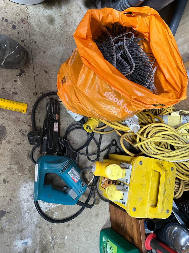 MAKITA COLLATED SCREW GUN 3.3 KVA TRANSFORMER AND 4 LEADS 