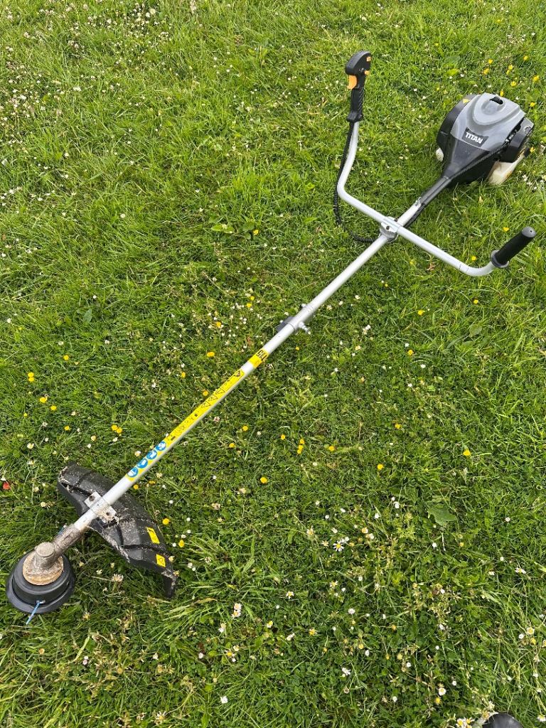 Petrol Strimmer it’s like new but won’t start Lay up in shed might be easy fix can deliver 