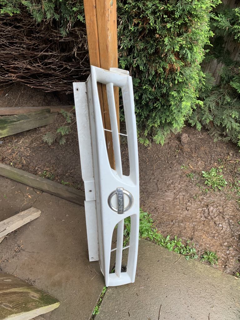 Nissan Primaster front grill