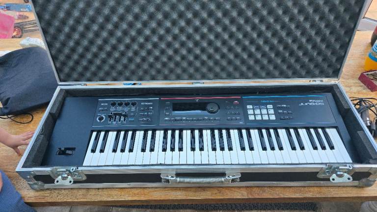 Roland Juno DS Synth in Flightcas3