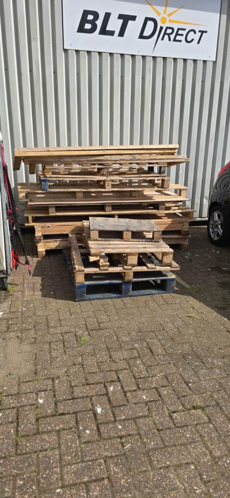 FREE WOOD / BROKEN PALLETS
