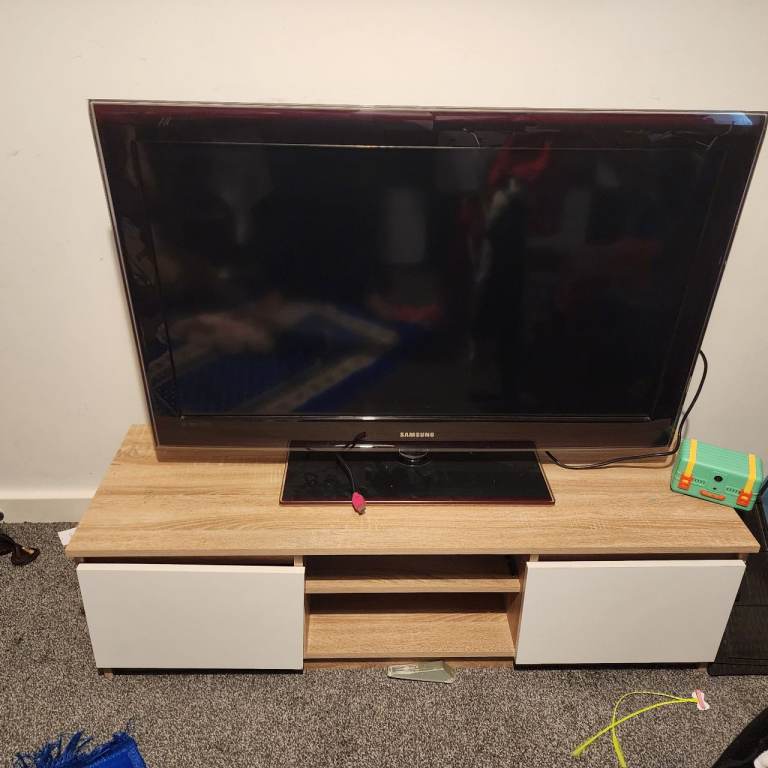 Samsung Tv with TV stand