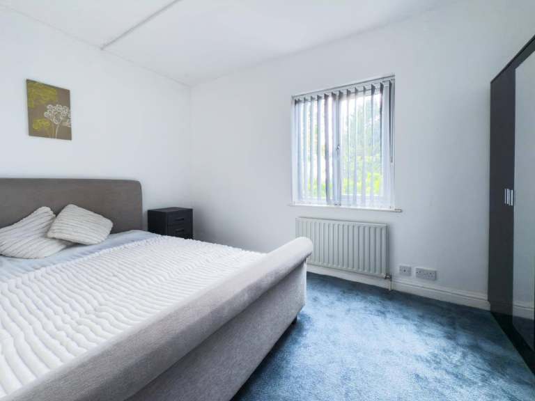 Spacious & Cosy Double Room For Rent AT CV2 2EG