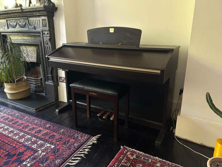 Yamaha Clavinova CVP-301 Digital Piano with Bench