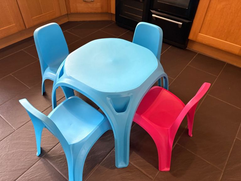Children table & chairs 