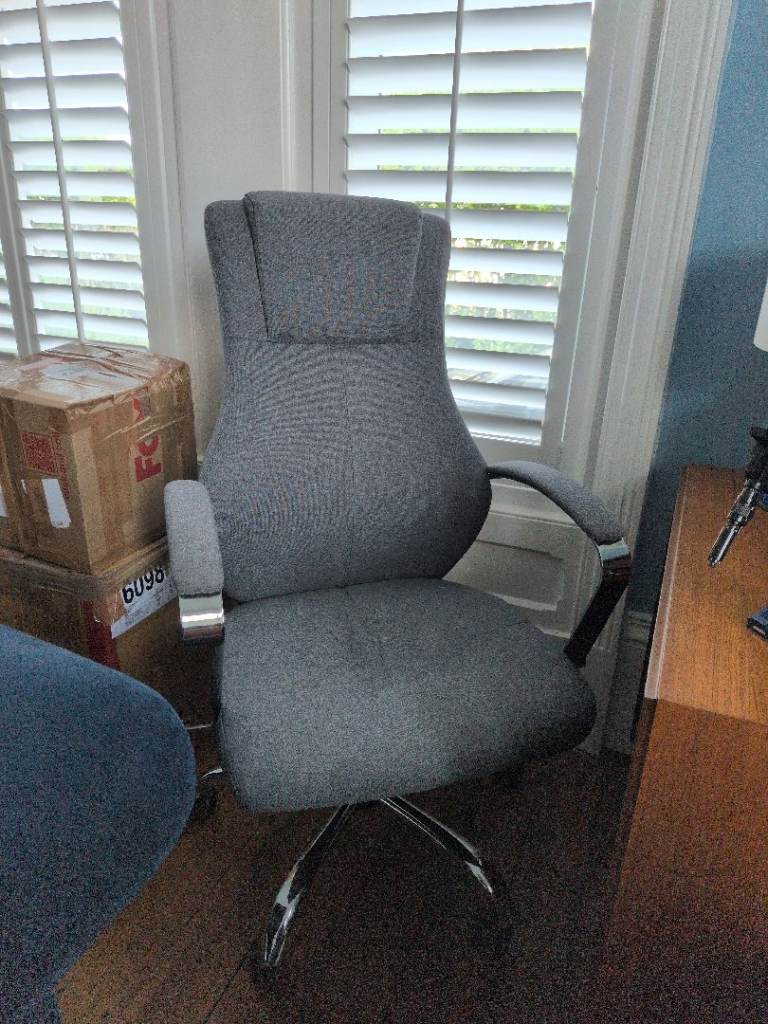 Comfortable Grey Office Chair – Swivel and Adjustable