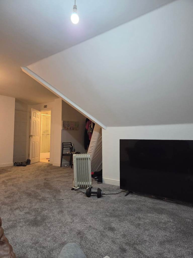 Triple size bedroom rent £1000