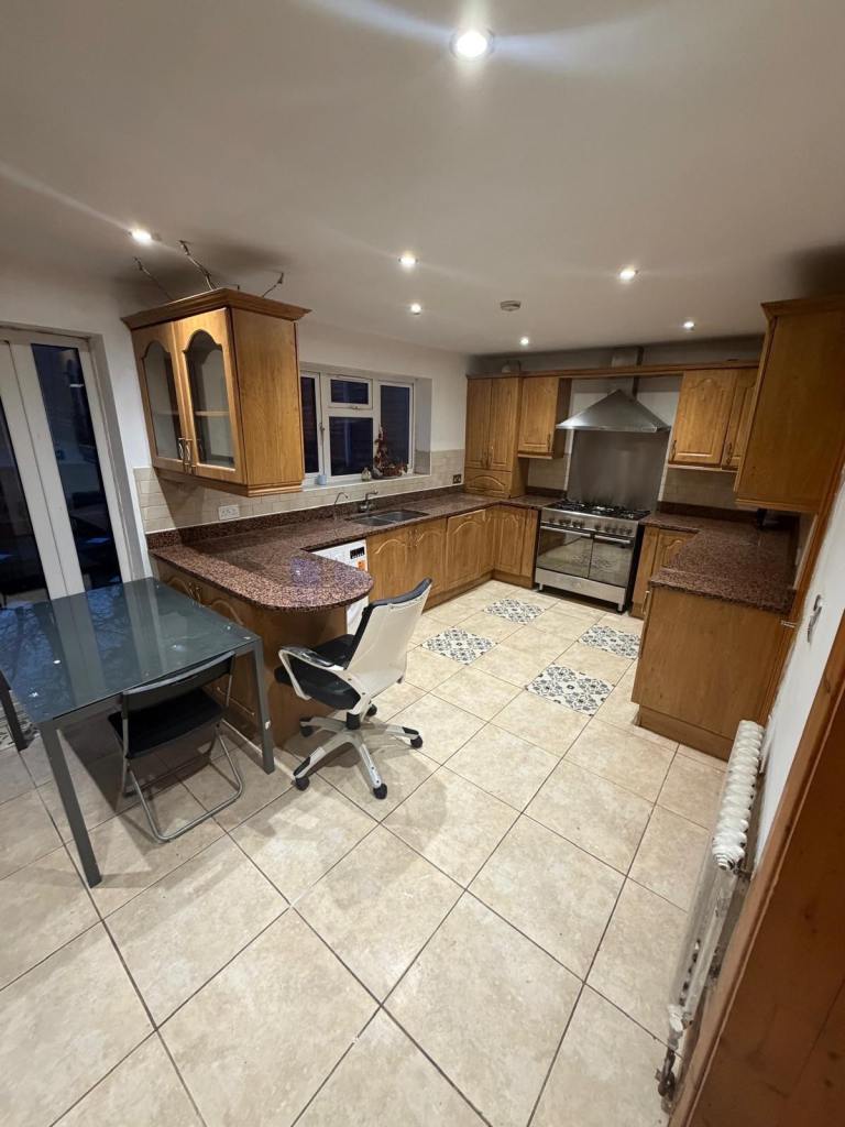 4 bedroom house with 2 receptions available to rent now in AL3 5SY