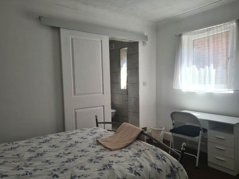 En-suite room in Winton all bills included 