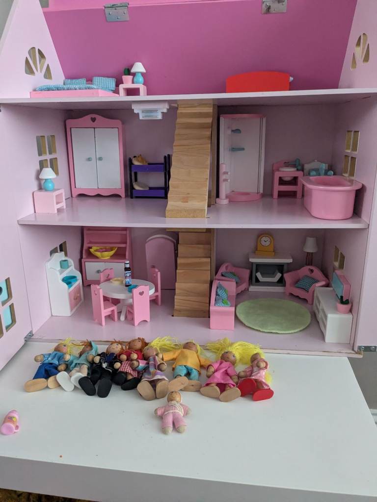 Doll house with dolls and furniture 