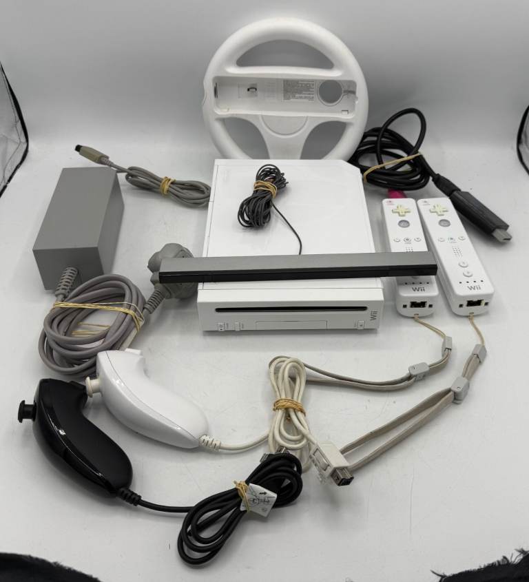 Nintendo Wii White Console RVL-001 With 2 x  Remote, Nunchuks - Fully Tested