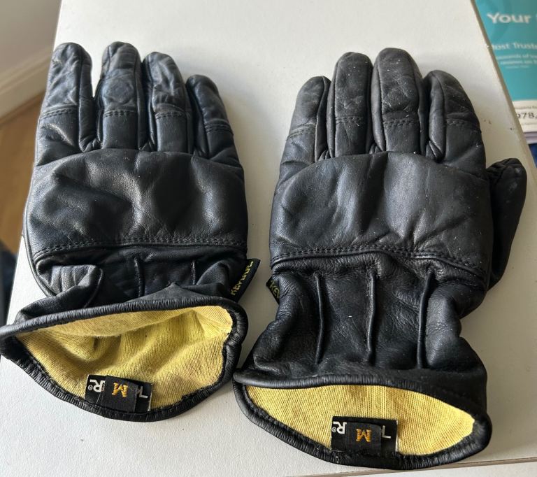 Padded leather gloves 