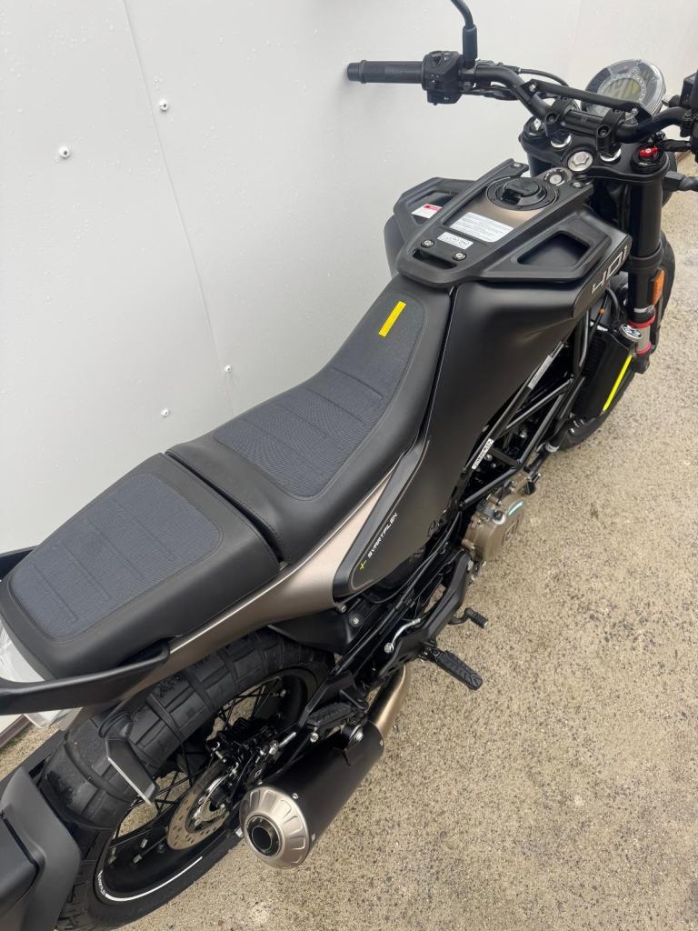 Husqvarna SVARTPILEN 401 2022, AKRAPOVIC