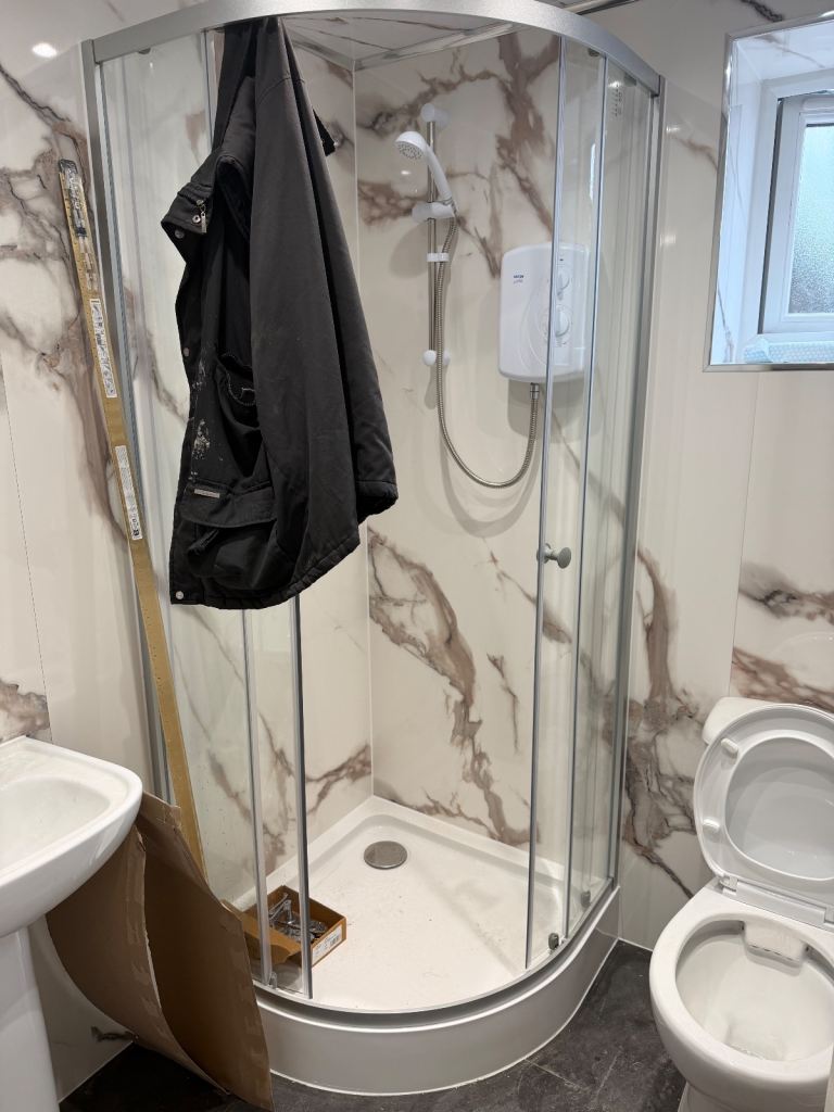 2 x MAIN ROAD SHOP/OFFICE/STORAGE TO LET 