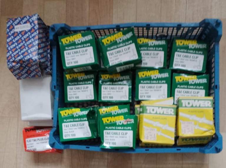 ELECTRICAL TWIN AND EARTH CABLE CLIPS, 2 BOXES OF 100 FOR A £1 READ DESCRIPTION.