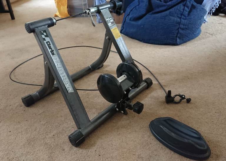 Indoor bike trainer (Clarke Racing Bike Turbo Trainer)